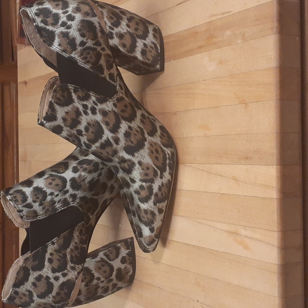 ANTONIO MELANI Leopard Print Pointed Toe Block Heel Ankle Booties